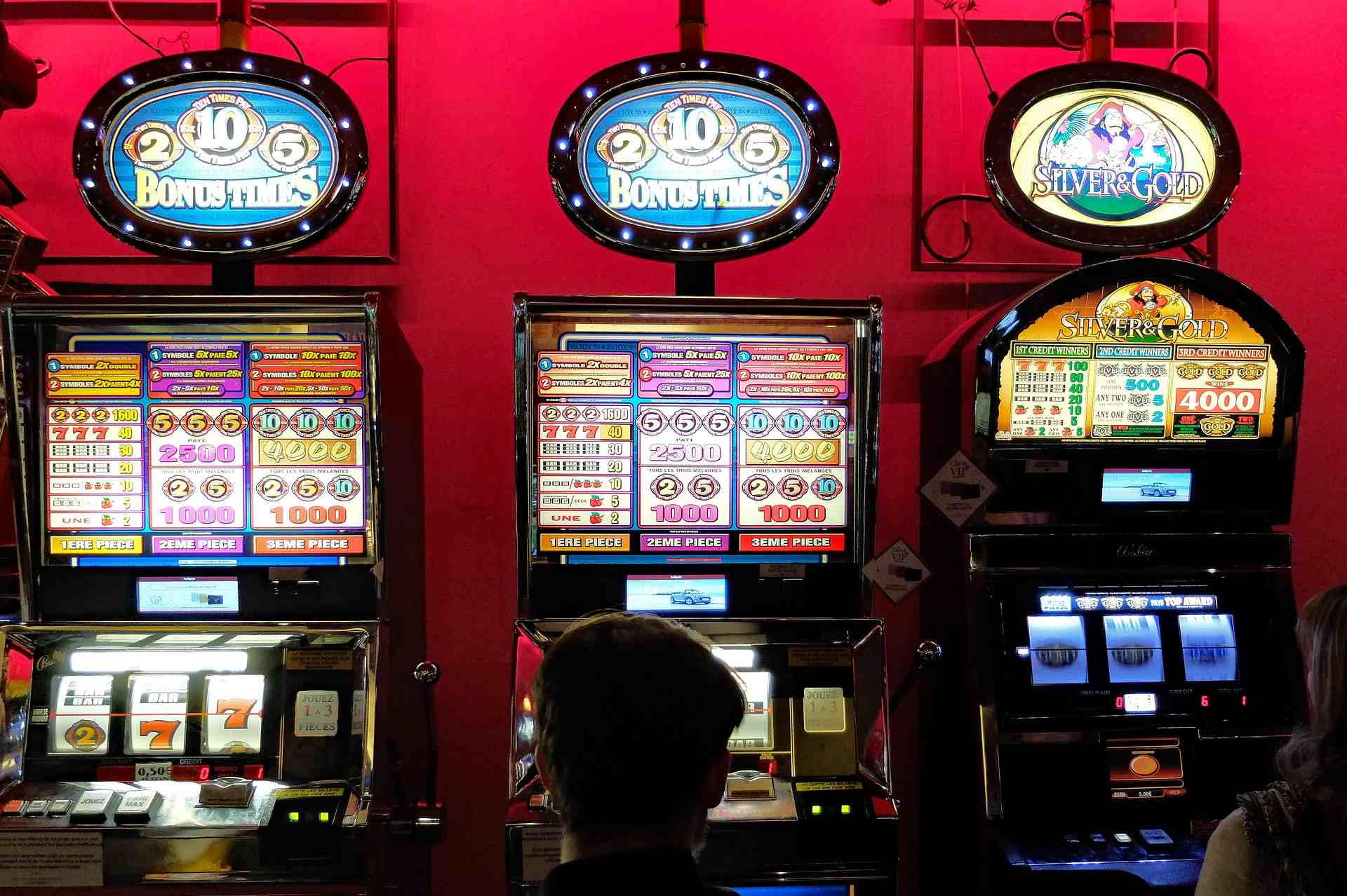 Ein Foto von Spielautomaten im Casino