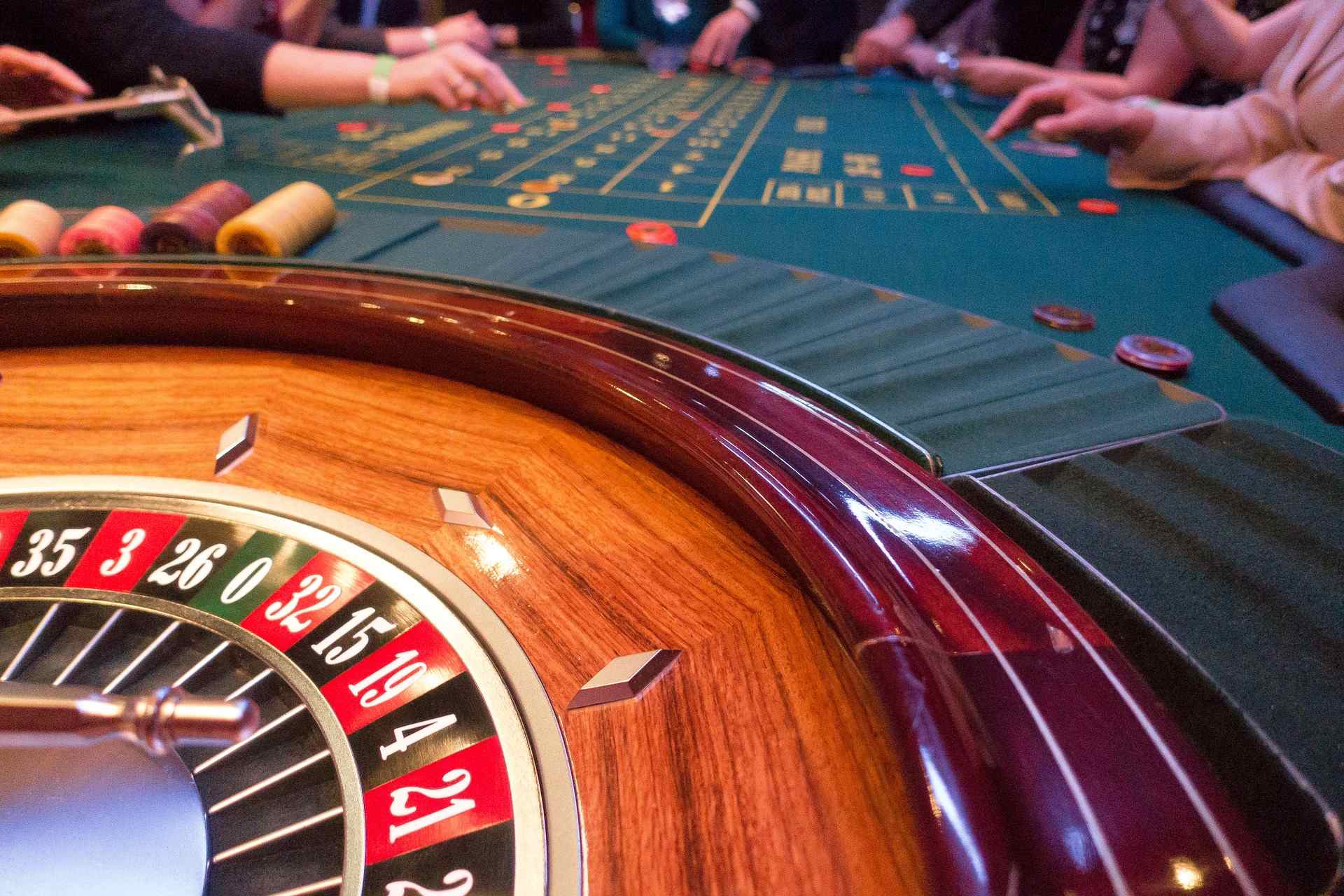 Ein Roulette Kessel steht auf dem Roulette Tisch